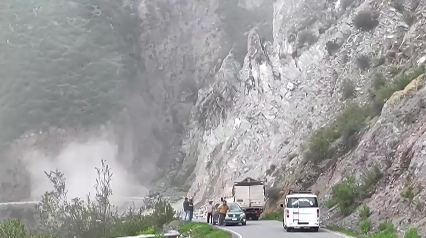 เปิดภาพนาที ดินและหินถล่ม ทับทางหลวงในเปรู รถตกค้างเพียบ!