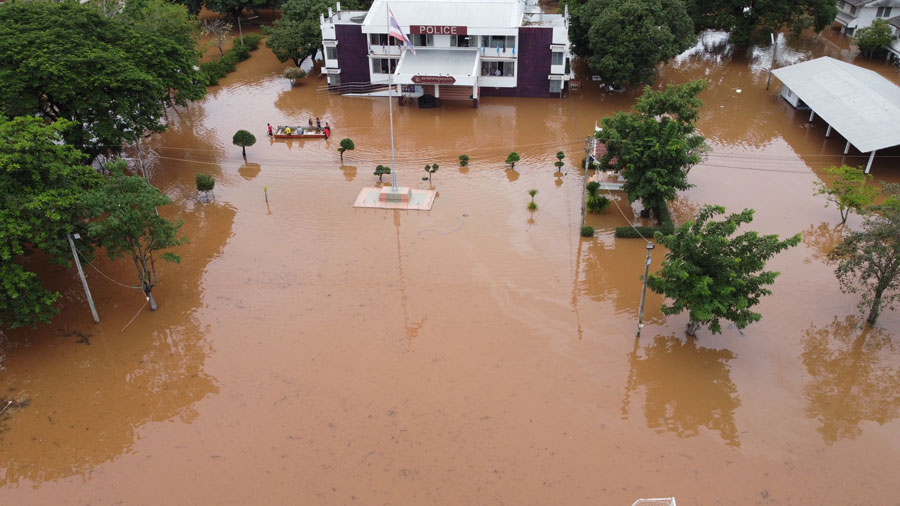 เปิดภาพน้ำท่วมโคราชบางจุดสูงกว่า 1 เมตร อำเภอชุมพวงหนักสุดในรอบ 12 ปี เปิดภาพน้ำท่วมโคราชบางจุดสูงกว่า 1 เมตร อำเภอชุมพวงหนักสุดในรอบ 12 ปี