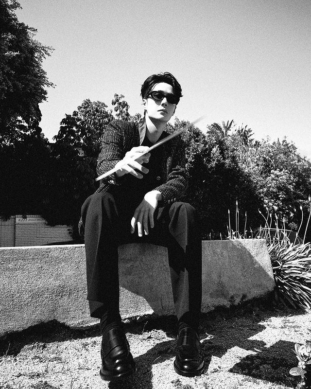 แฟนๆ ชื่นชม!! ‘หวังอี้ป๋อ’ ลัดฟ้าเยือนญี่ปุ่น สวมเสื้อพิมพ์ลายดอกไม้เปี่ยมความหมาย