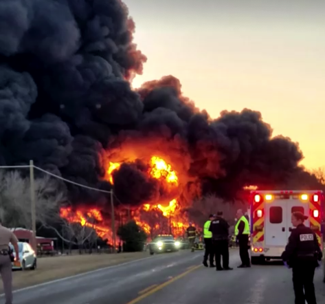 18 ล้อพุ่งชนรถไฟบรรทุกน้ำมันระเบิดไฟลุกท่วมในเท็กซัส 18 ล้อพุ่งชนรถไฟบรรทุกน้ำมันระเบิดไฟลุกท่วมในเท็กซัส