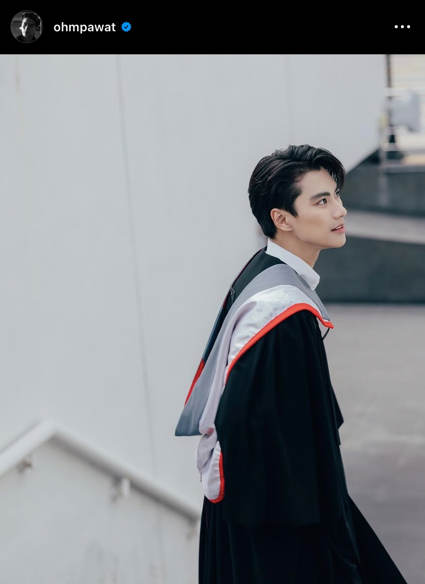 น้ำตารื้น โอม ภวัต ปริ่มใจถอยรถหรูป้ายแดงตอบแทนพระคุณพ่อ-แม่ หลังเรียนจบ