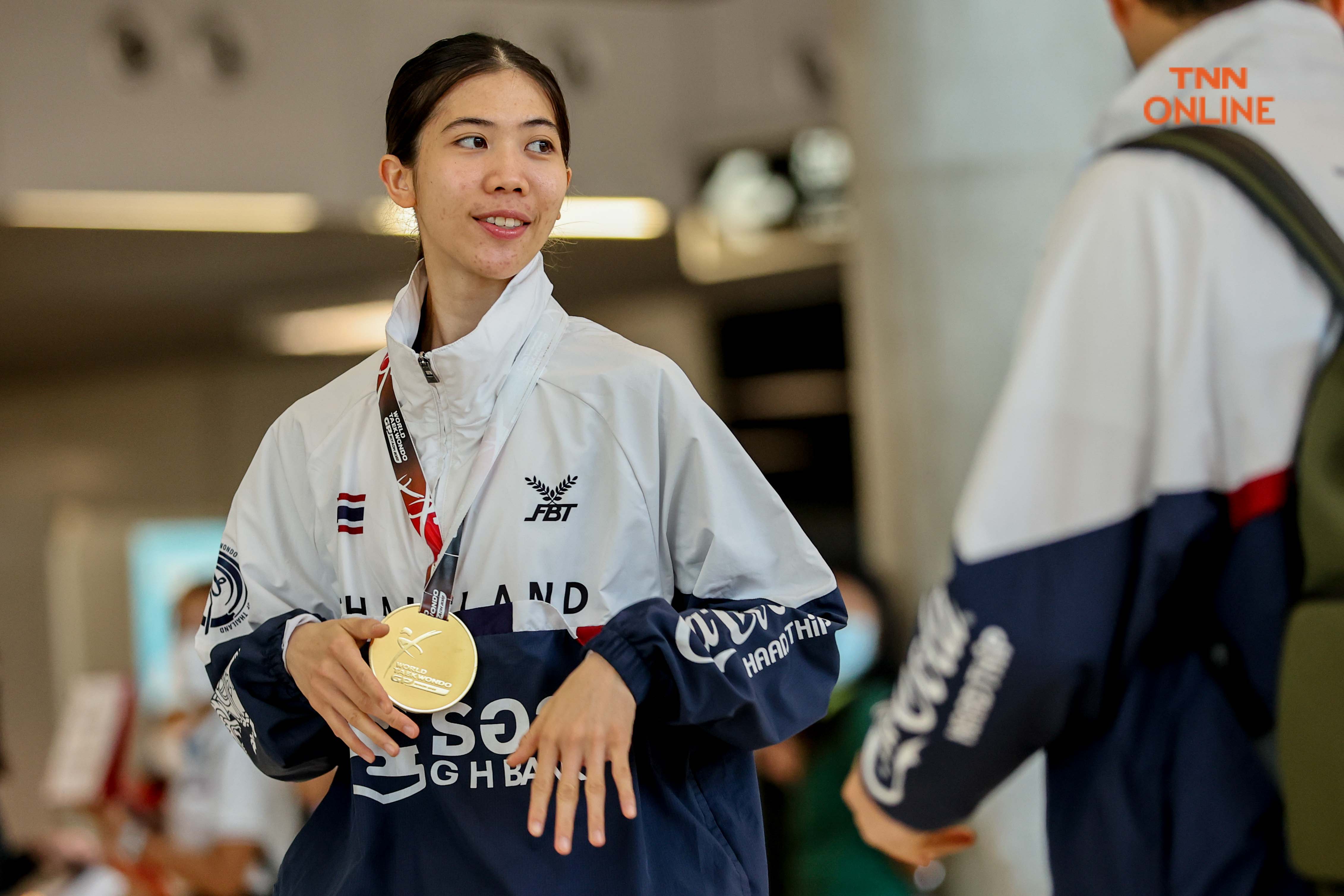 น้องเทนนิสเดินทางกลับถึงไทย พร้อมคว้ารางวัลนักกีฬาเทควันโดหญิงยอดเยี่ยมแห่งปี น้องเทนนิสเดินทางกลับถึงไทย พร้อมคว้ารางวัลนักกีฬาเทควันโดหญิงยอดเยี่ยมแห่งปี