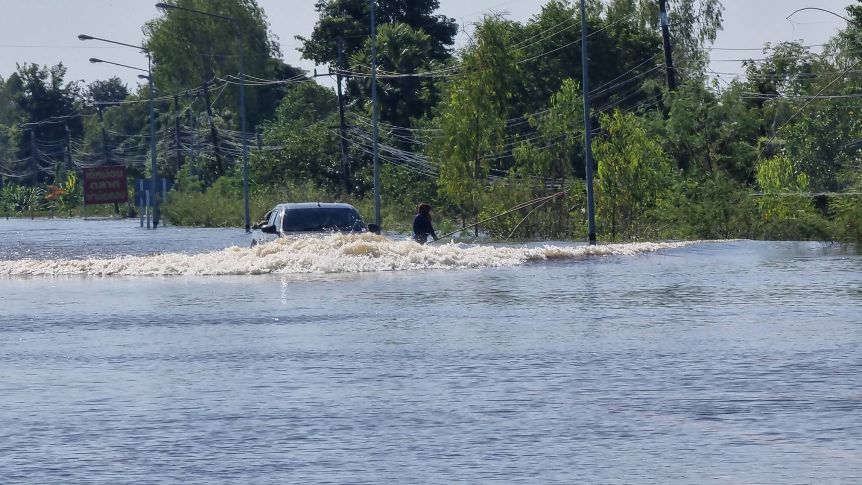 มวลน้ำขยายวงกว้าง! เอ่อท่วมถนนกาฬสินธุ์-ร้อยเอ็ด ทะลักเข้าหลายชุมชน มวลน้ำขยายวงกว้าง! เอ่อท่วมถนนกาฬสินธุ์-ร้อยเอ็ด ทะลักเข้าหลายชุมชน