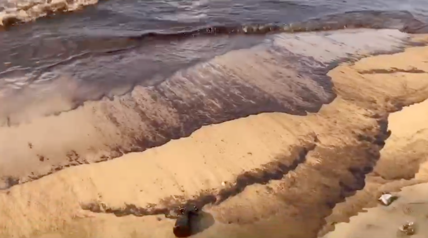 เปิดภาพมวลคราบน้ำมันทะลักหาดแม่รำพึง ผู้ประกอบการวอนแก้ไข