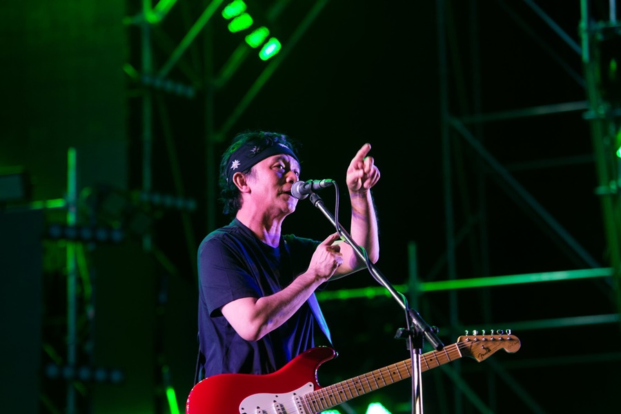 วัยรุ่นตีกันในงานคอนเสิร์ต  ปู พงษ์สิทธิ์  งานกาชาด จังหวัดมุกดาหาร