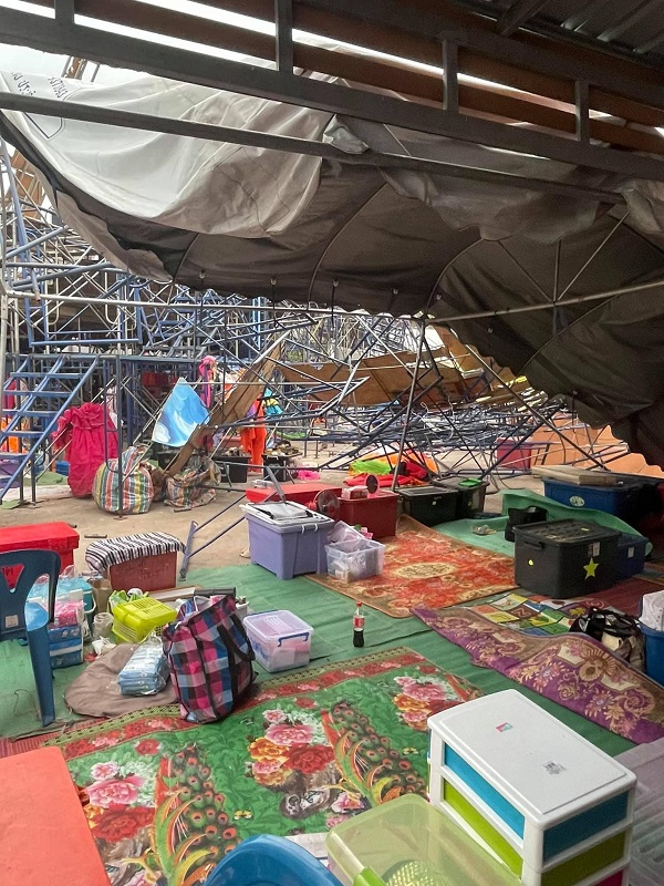 นก พงศกร พาคณะหมอลำนามวิหค เล่นคอนเสิร์ตต่อ แม้ฉากเวทีจะพังจากพายุ (มีคลิป)