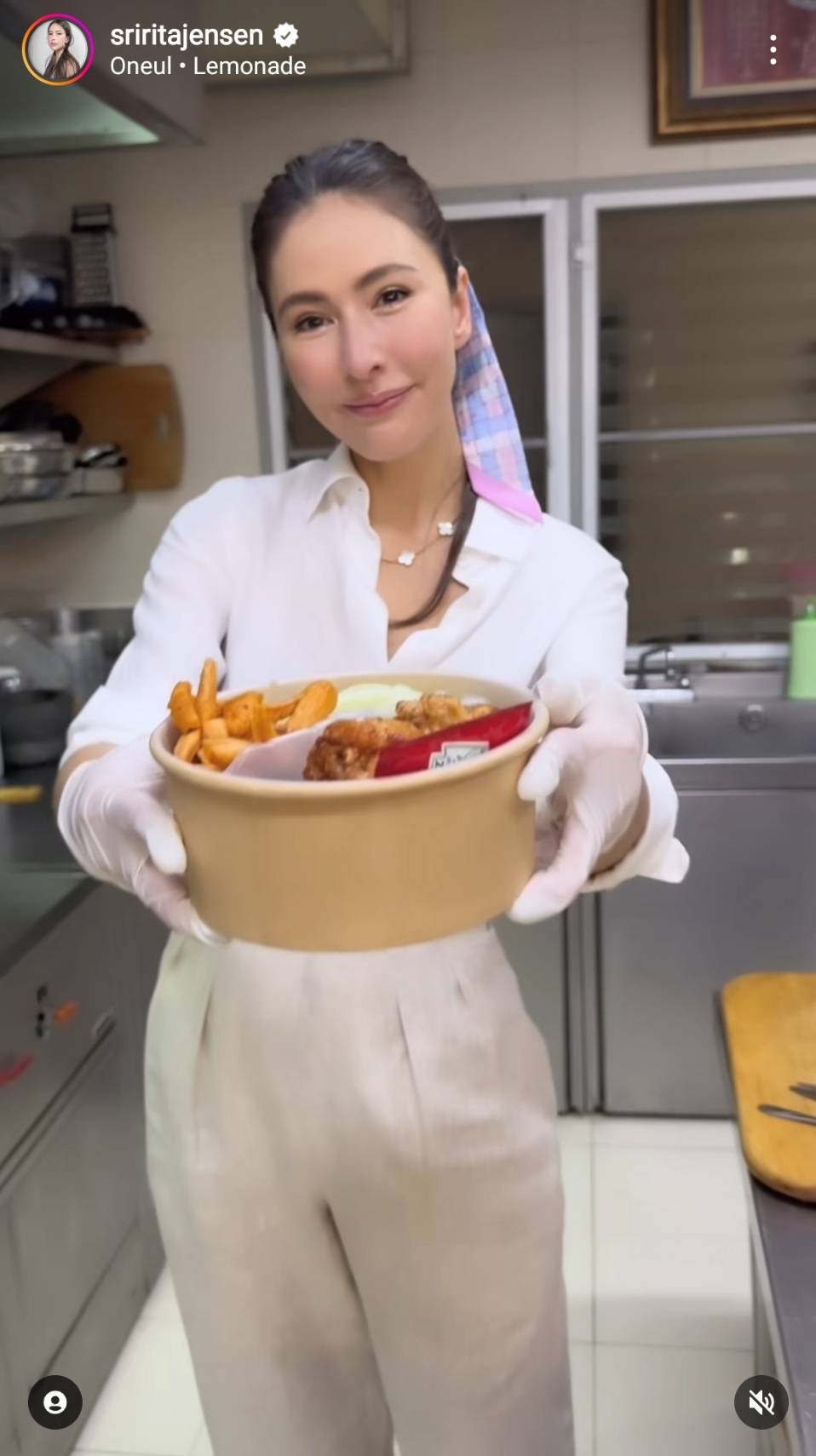 ศรีริต้า ควงลูกชาย น้องกวิณท์ เข้าครัวทำอาหารไปแจก เนื่องในวันเกิดสามี คุณกรณ์ ณรงค์เดช ศรีริต้า ควงลูกชาย น้องกวิณท์ เข้าครัวทำอาหารไปแจก เนื่องในวันเกิดสามี คุณกรณ์ ณรงค์เดช