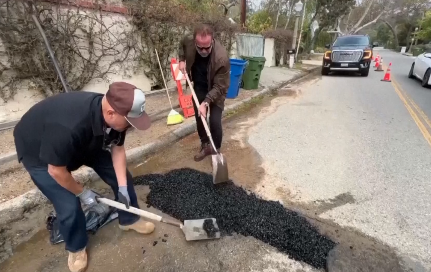 “Arnold Schwarzenegger”  ลงมือซ่อมหลุมบ่อบนถนนด้วยตัวเอง หลังรอนานนับสัปดาห์จนมีอุบัติเหตุ
