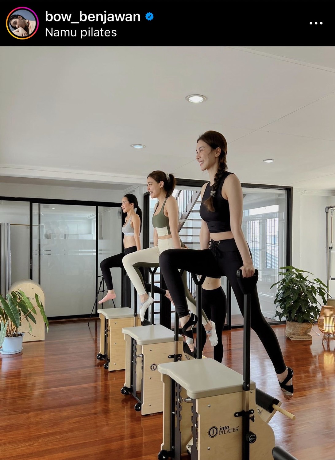 คิมเบอร์ลี่ เดินสายแจกการ์ดงานแต่ง พร้อมกอดให้กำลังใจ โบว์ เบญจวรรณ 