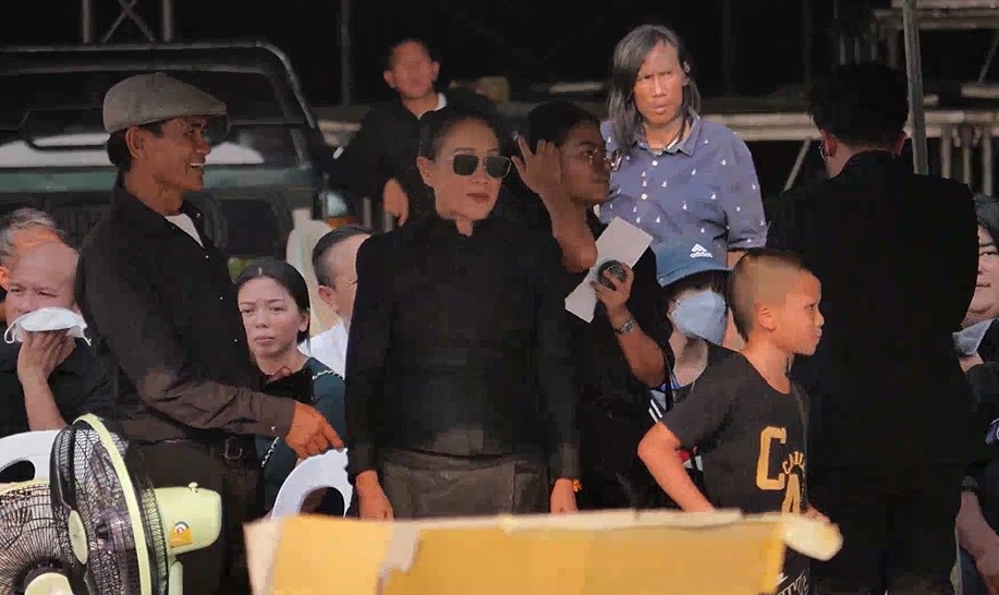 แม่นกน้อย อุไรพร และศิลปินหมอลำร่วมส่ง พ่อหลอด เสียงอิสาน ครั้งสุดท้ายในพิธีฌาปนกิจ