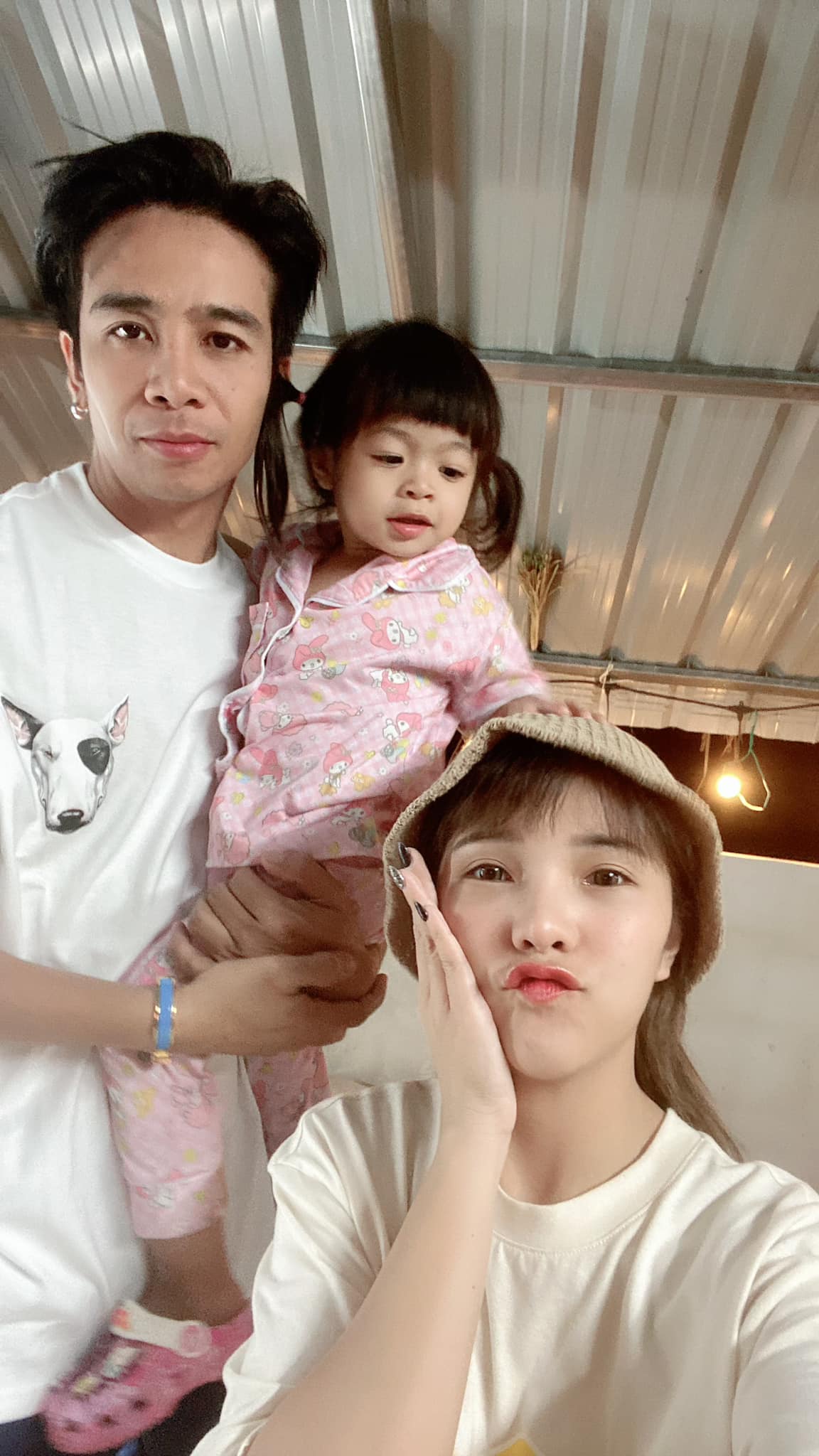 ภรรยาสาว ก้อง ห้วยไร่ โพสต์เตือนแฟนคลับหลังสามีโดนขอถ่ายรูประหว่างเข้าห้องน้ำ ภรรยาสาว ก้อง ห้วยไร่ โพสต์เตือนแฟนคลับหลังสามีโดนขอถ่ายรูประหว่างเข้าห้องน้ำ