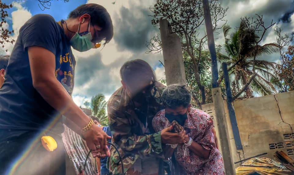 เพชร สหรัตน์ มอบเงินเฉียดล้าน!! รุดสร้างบ้านใหม่ให้ยาย หลังถูกไฟไหม้ เพชร สหรัตน์ มอบเงินเฉียดล้าน!! รุดสร้างบ้านใหม่ให้ยาย หลังถูกไฟไหม้