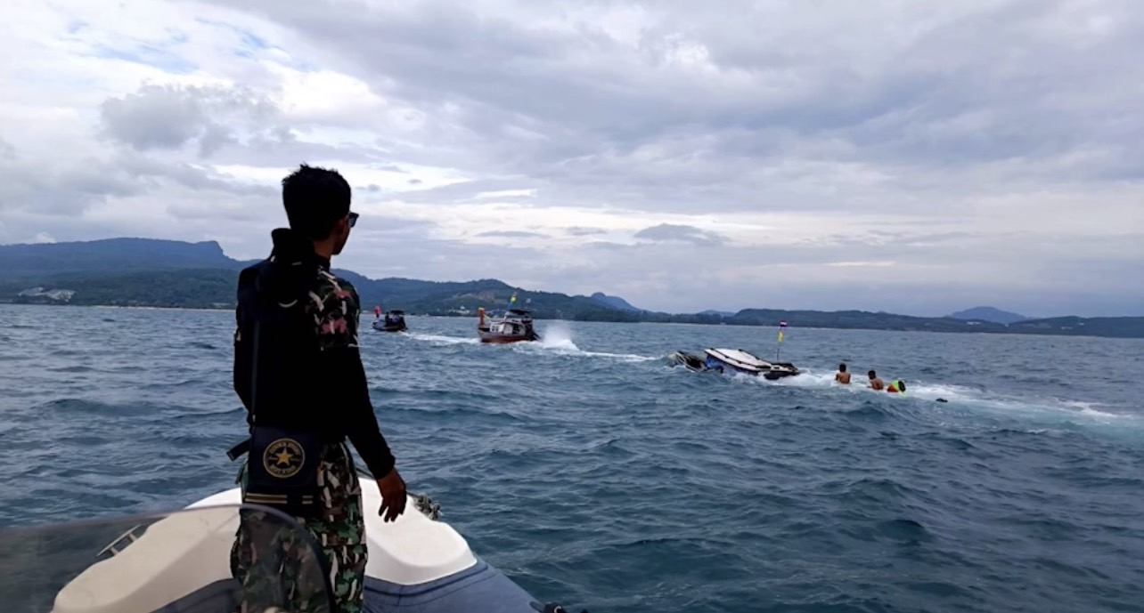 เปิดภาพคลื่นซัด เรือหางยาว นำเที่ยว ล่มกลางทะเลเกาะห้อง เปิดภาพคลื่นซัด เรือหางยาว นำเที่ยว ล่มกลางทะเลเกาะห้อง