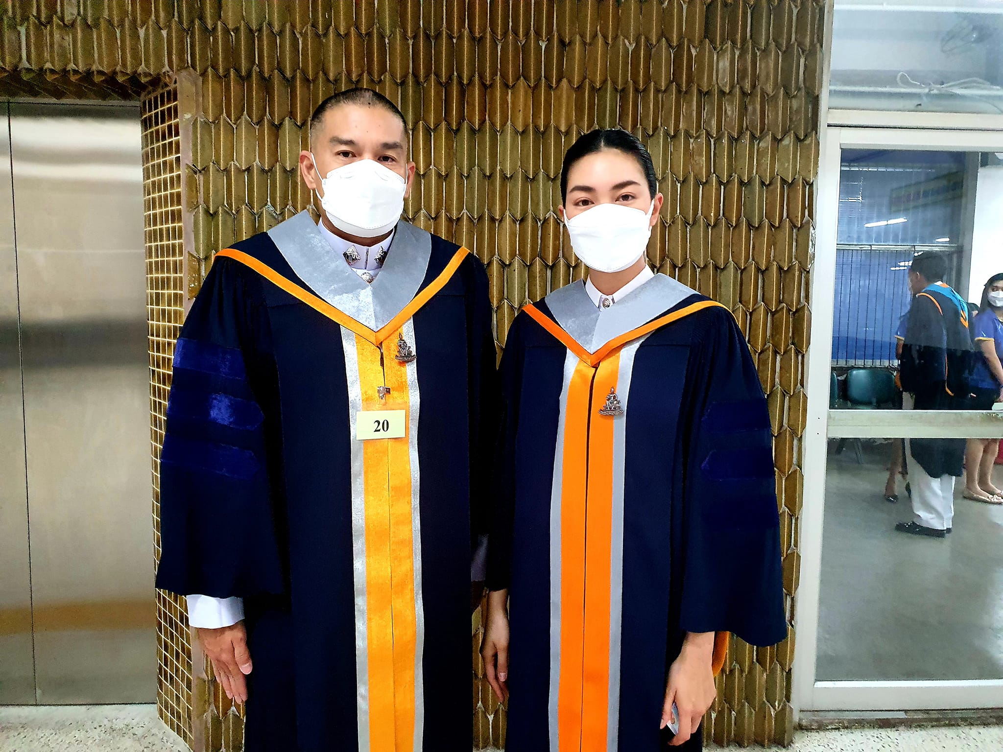 แฟนๆ แห่ยินดี “แพนเค้ก-สารวัตรหมี” ควงคู่รับปริญญาเอก (มีคลิป)