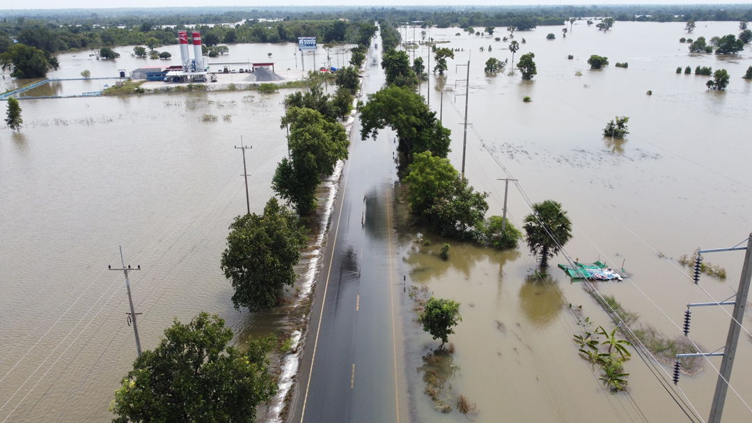 เปิดภาพมุมสูง แม่น้ำมูลทะลักท่วม อ.ชุมพวง ถนนขาดรถผ่านไม่ได้ เดือดร้อนหนัก เปิดภาพมุมสูง แม่น้ำมูลทะลักท่วม อ.ชุมพวง ถนนขาดรถผ่านไม่ได้ เดือดร้อนหนัก