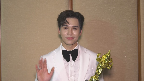 แซม-แอน นำทีมคนบันเทิงตบเท้าเข้ารับรางวัลพิฆเนศวร ครั้งที่ 11    (มีคลิป)