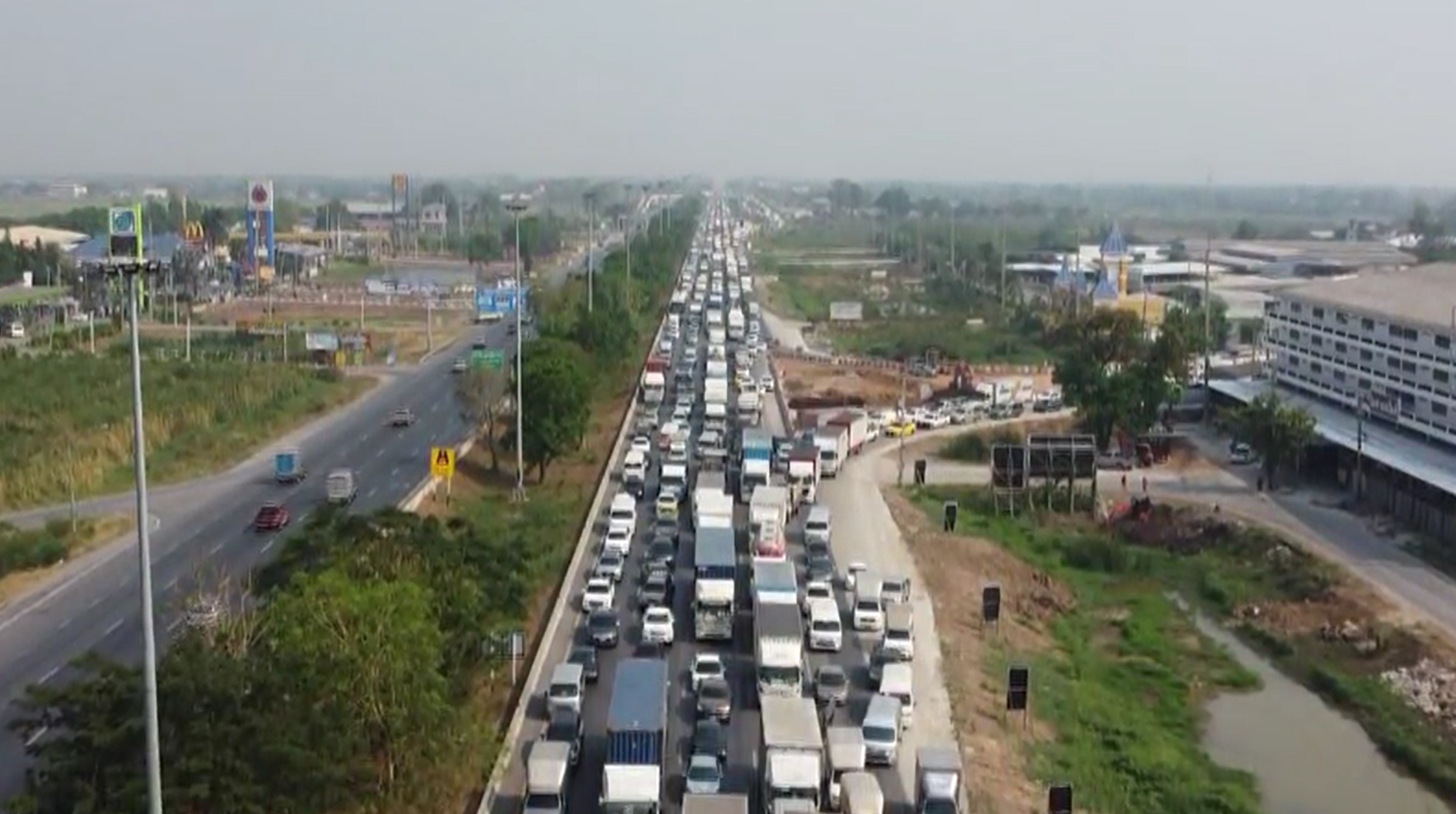 ถนนสายเอเชีย เป็นอัมพาธ! รถบรรทุกน้ำยาคาร์แคร์พลิกคว่ำกระจายเต็มถนน