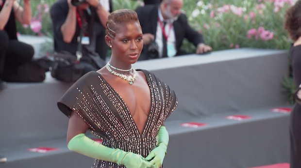 หวานกระแทกตา!! ไฮไลท์พรมแดงเปิดเทศกาลหนังเวนิส ครั้งที่ 79