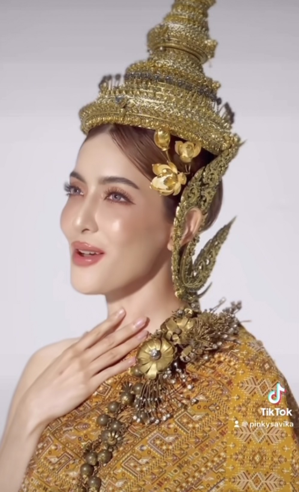 ตะลึง!พิ้งกี้ สาวิกา เเปลงโฉมใส่ชุดไทย ต้อนรับเทศกาลสงกรานต์ 