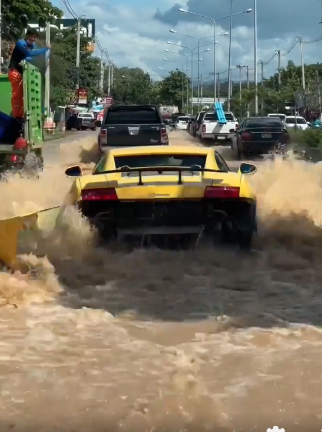 น้ำท่วมเชียงใหม่! ชาวเน็ตแชร์ 'ลัมโบร์กีนี' ใจถึงขับรถลุยไม่แคร์ระดับน้ำ น้ำท่วมเชียงใหม่! ชาวเน็ตแชร์ 'ลัมโบร์กีนี' ใจถึงขับรถลุยไม่แคร์ระดับน้ำ