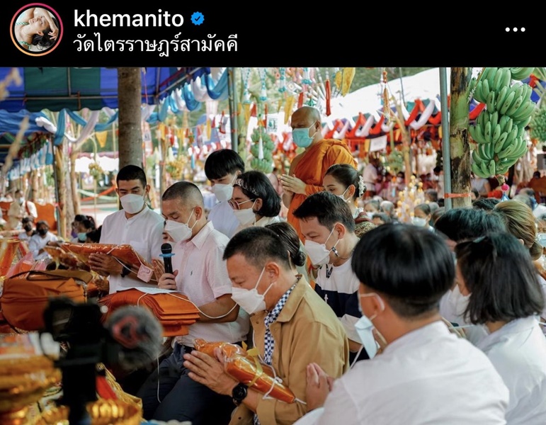 แพนเค้ก ควงสารวัตรหมี พร้อมครอบครัวทำบุญกฐิน สวมชุดไทยล้างห้องน้ำวัด