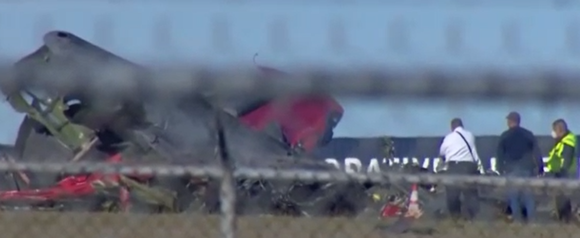 ระทึก! เปิดนาที เครื่องบินสมัยสงครามโลก 2 ลำ พุ่งชนกันกลางอากาศ