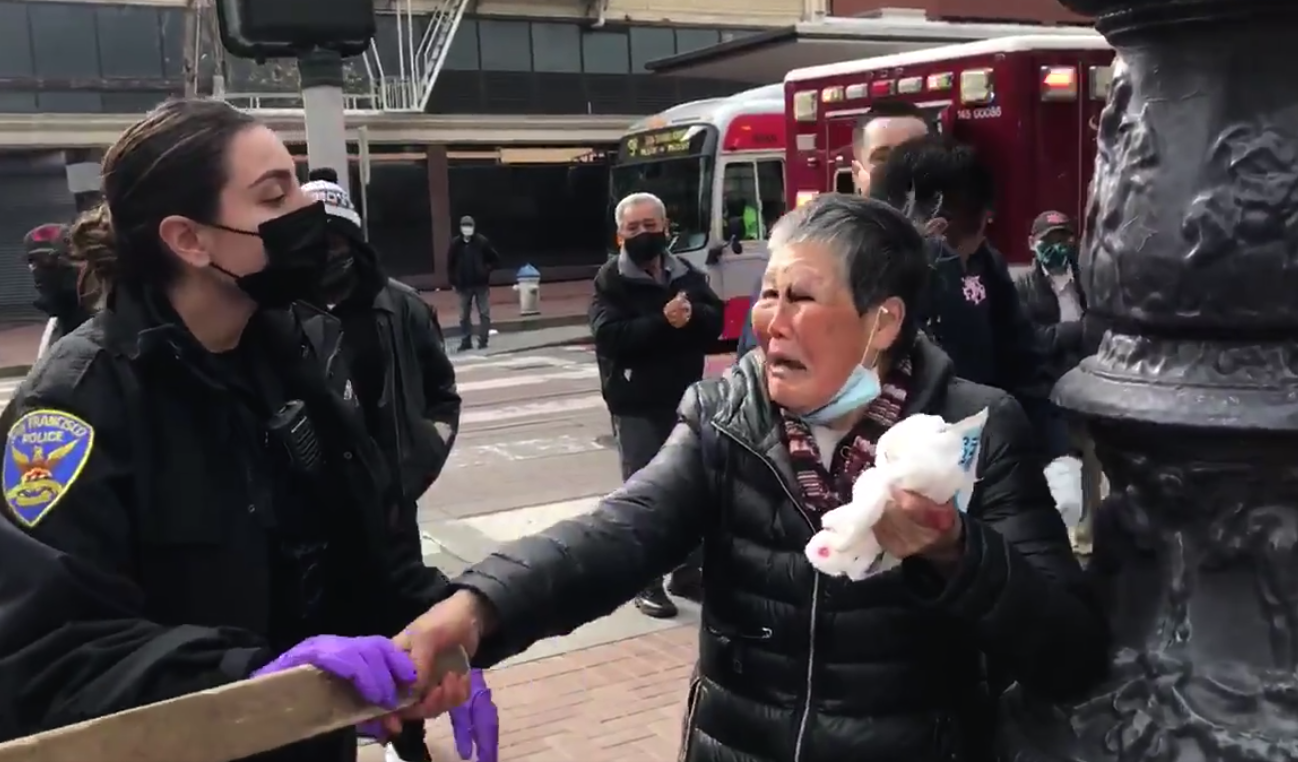 อาม่าจาก ‘เหยื่อ’ สู่ ‘ผู้กล้า’ ชาวจีนเชิดชูหลังลุกขึ้นสู้กับชายผิวขาว อาม่าจาก ‘เหยื่อ’ สู่ ‘ผู้กล้า’ ชาวจีนเชิดชูหลังลุกขึ้นสู้กับชายผิวขาว