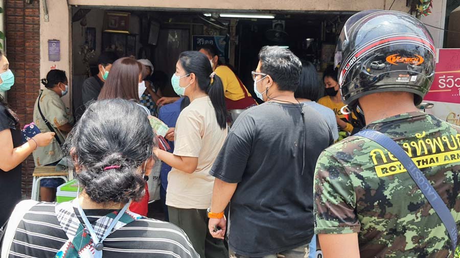 มิลลิ ดันยอดขาย! ข้าวเหนียวมะม่วง โคราชคนแห่ต่อคิวซื้อเต็มหน้าร้าน