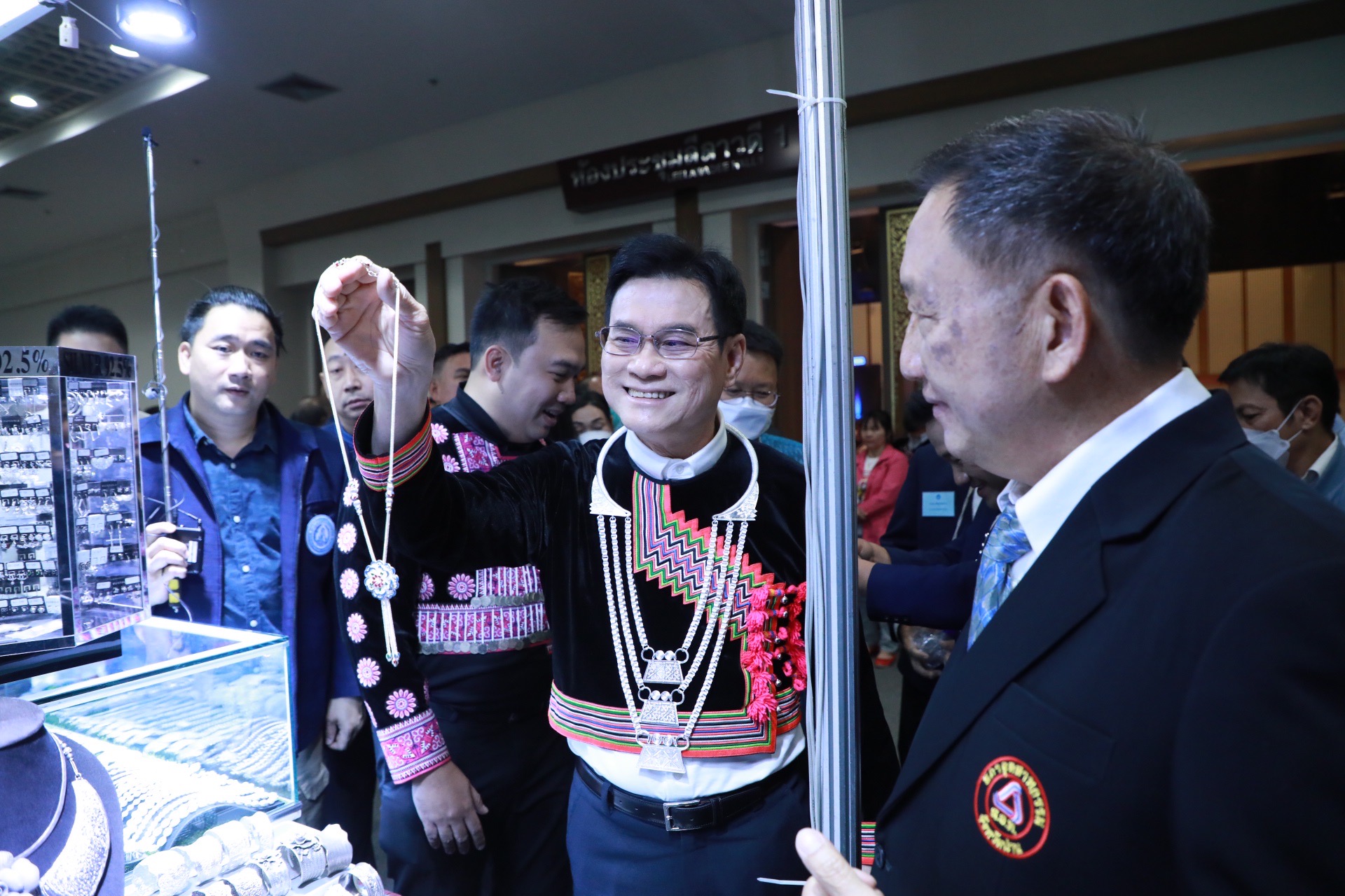 ม้ง Economic Leaders 2022 ยืนยันพาณิชย์ฯ พร้อมสนับสนุนสู่ตลาดโลก ม้ง Economic Leaders 2022 ยืนยันพาณิชย์ฯ พร้อมสนับสนุนสู่ตลาดโลก