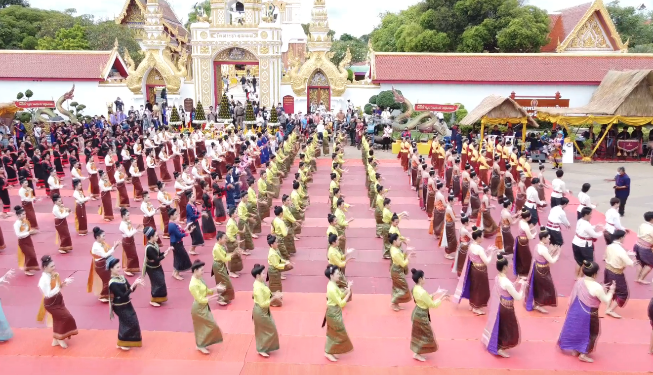 วันออกพรรษา 2565 นทท.ไทย-ลาว ชื่นชม รำบูชาพระธาตุพนมอลังการ 