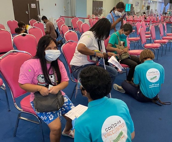 “ปู ปริศนา” เผยความรู้สึกหลังเป็นจิตอาสาช่วยเหลือผู้พิการทางสายตาได้รับวัคซีน (มีคลิป) 