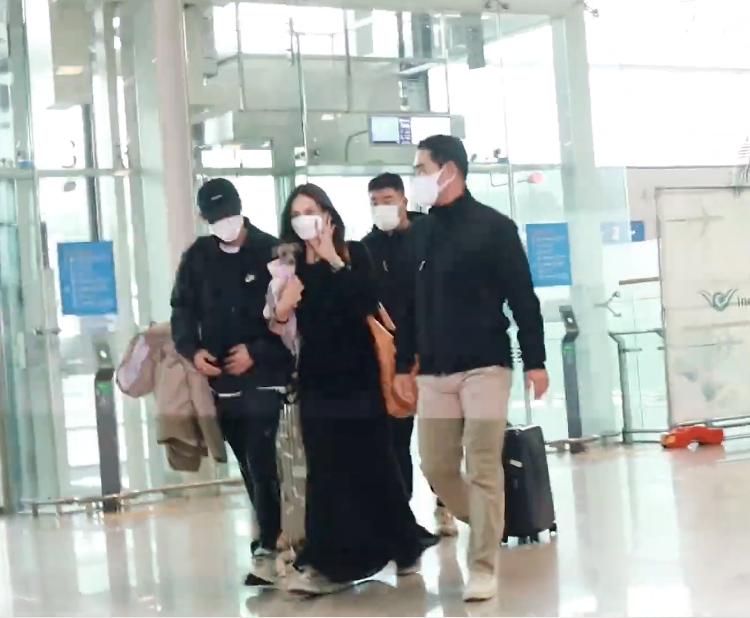 ดูแลใกล้ชิด!! 'ซงจุงกิ' ควง 'เคที่ ลูอีซ ซอนเดอร์ส' ลัดฟ้าถ่ายหนังใหม่ที่ฮังการี