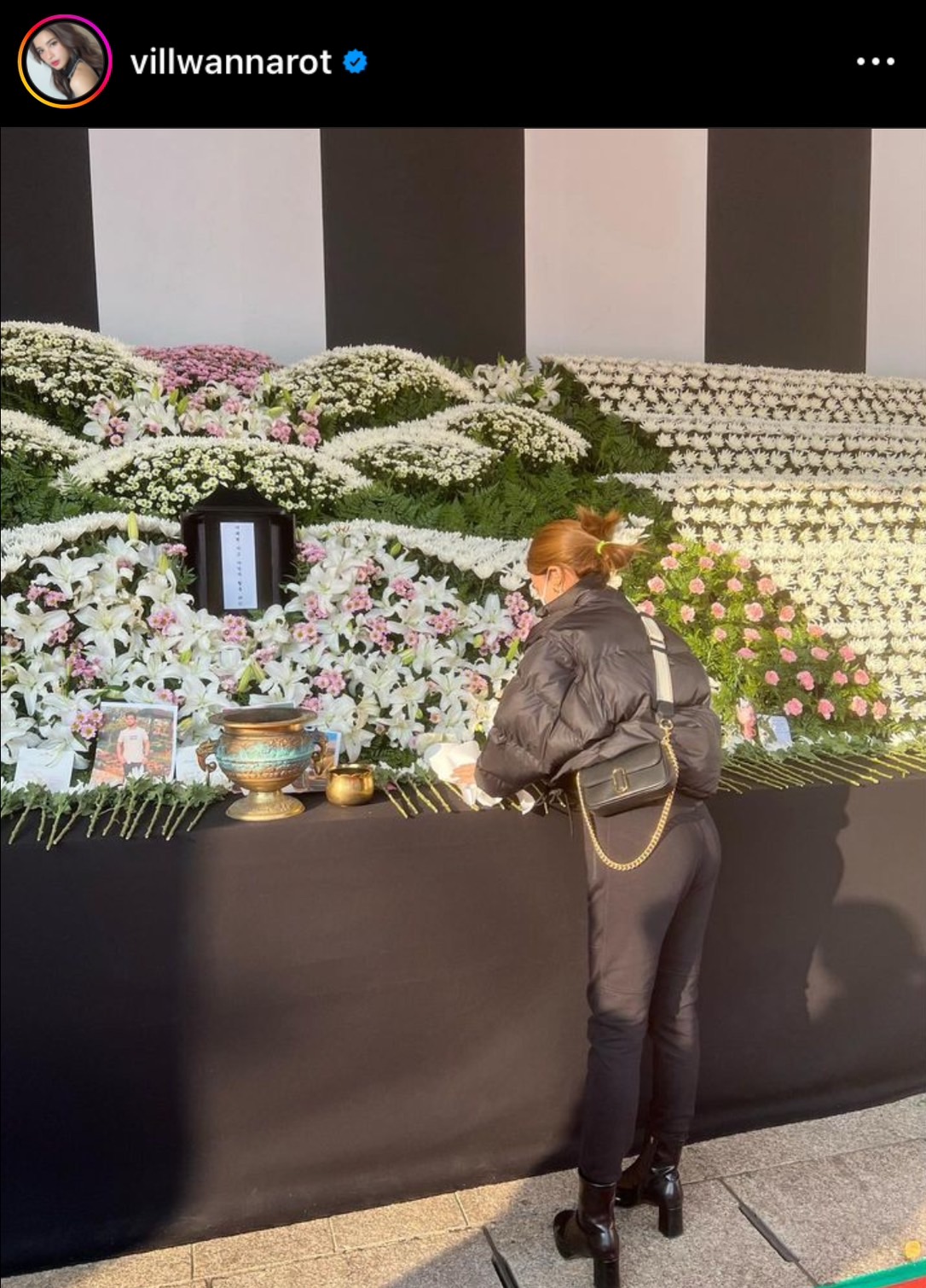 วิว วรรณรท ร่วมวางดอกไม้ ไว้อาลัยเหตุโศกนาฏกรรมที่อิแทวอน วิว วรรณรท ร่วมวางดอกไม้ ไว้อาลัยเหตุโศกนาฏกรรมที่อิแทวอน