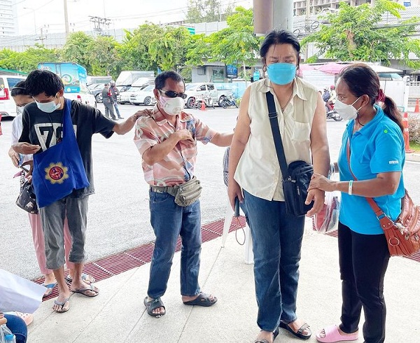 “ปู ปริศนา” เผยความรู้สึกหลังเป็นจิตอาสาช่วยเหลือผู้พิการทางสายตาได้รับวัคซีน (มีคลิป) 