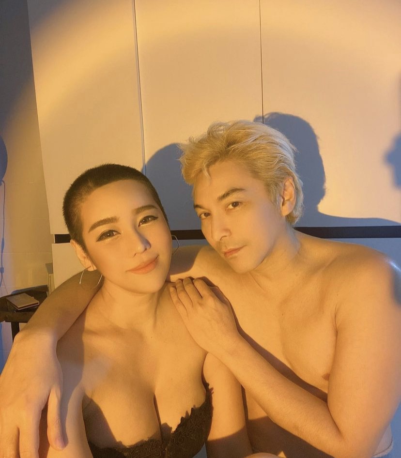 เอาซะโล้น... ปู แบล็คเฮด กับผมทรงใหม่ ตัดเป็นเพื่อน นุ๊กซี่ ? เอาซะโล้น... ปู แบล็คเฮด กับผมทรงใหม่ ตัดเป็นเพื่อน นุ๊กซี่ ?