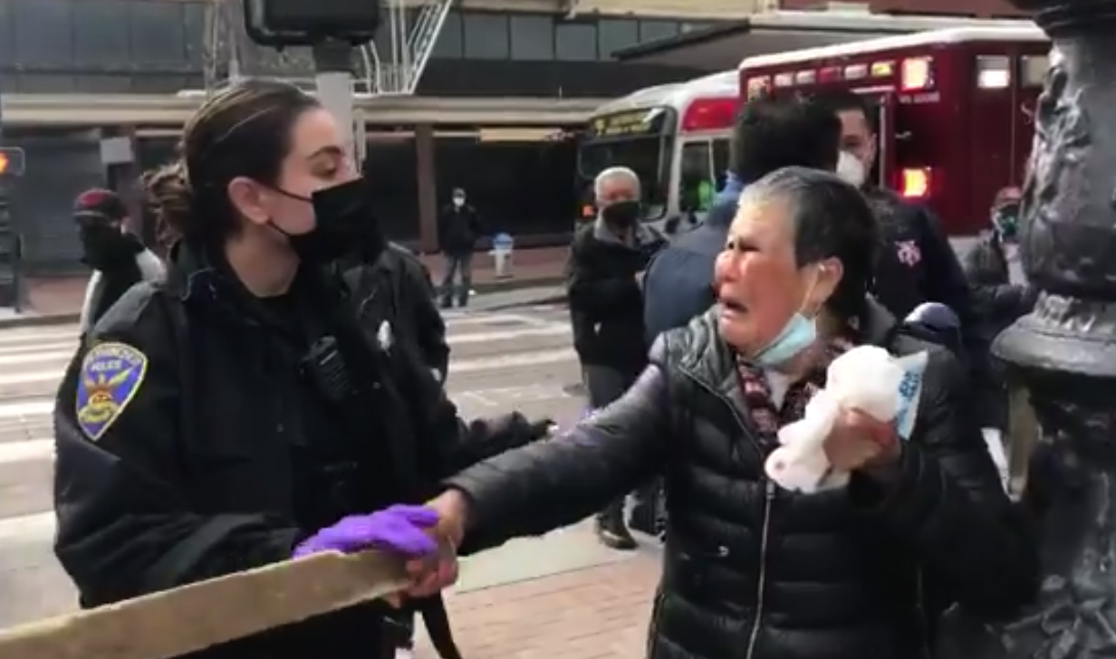 ชายผิวขายต่อยอาม่ากลางเมืองซานฟรานฯ เจอสู้กลับไม้ฟาดไม่ยั้งจนเจ็บหนักเอง ชายผิวขายต่อยอาม่ากลางเมืองซานฟรานฯ เจอสู้กลับไม้ฟาดไม่ยั้งจนเจ็บหนักเอง