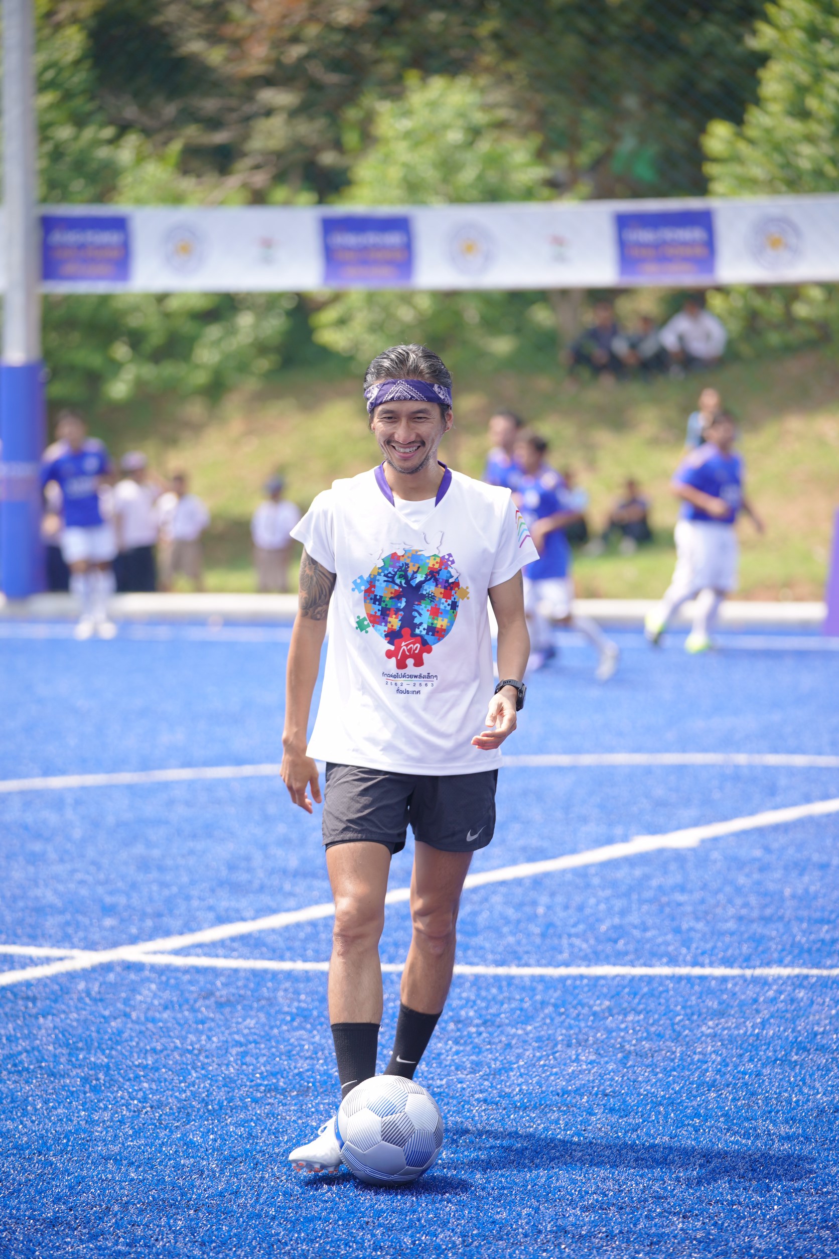 ตูน บอดี้สแลม เตรียมฟาดแข้งในสนามฟุตบอลที่จังหวัดแพร่ พร้อมแท็คทีมกับแก๊งค์ก้าวคนละก้าว 