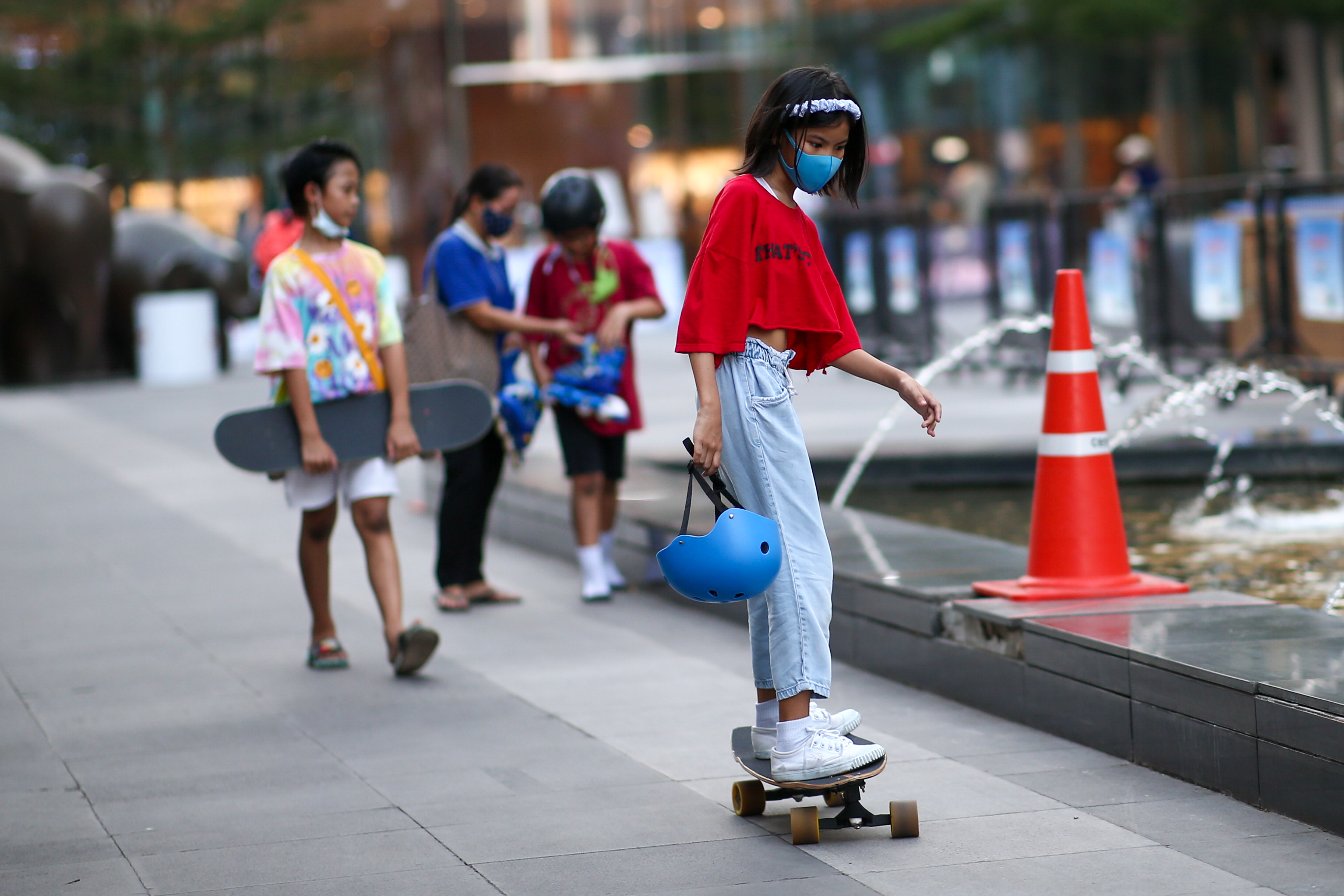 เซิร์ฟสเก็ต กระแสแรงแห่วิ่งกรูเข้าห้าง แย่งกันซื้อหมดภายในพริบตา เซิร์ฟสเก็ต กระแสแรงแห่วิ่งกรูเข้าห้าง แย่งกันซื้อหมดภายในพริบตา