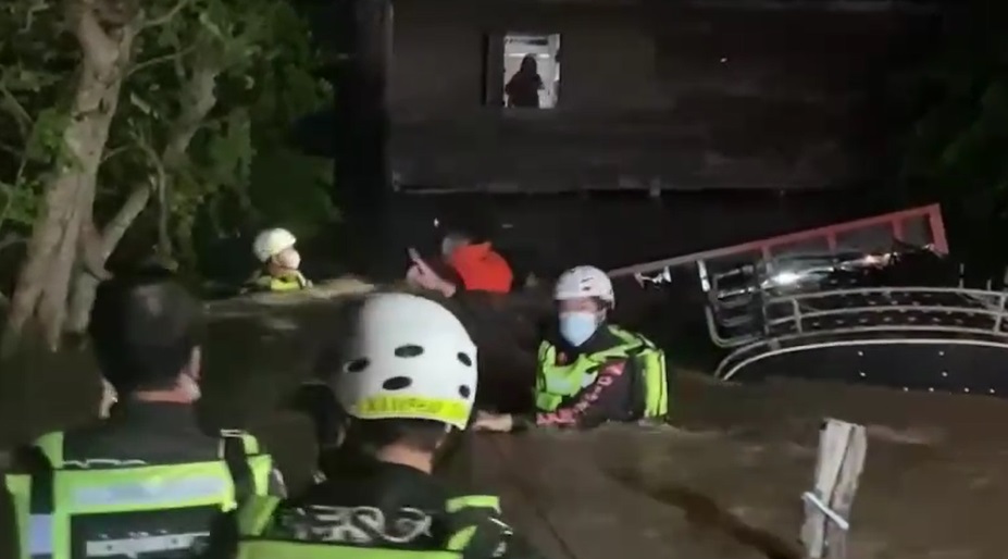 อพยพชาวบ้านวุ่น! น้ำป่าหลากท่วม 5 หมู่บ้านที่กำแพงเพชร 