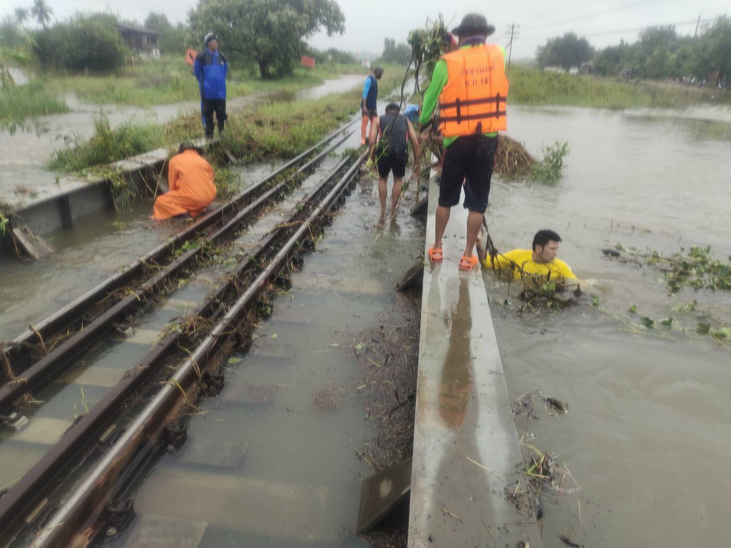 น้ำท่วมทาง รฟท งดเดินรถ กทม ขึ้นอีสาน ต้นทางโคราชยังเปิดปกติ