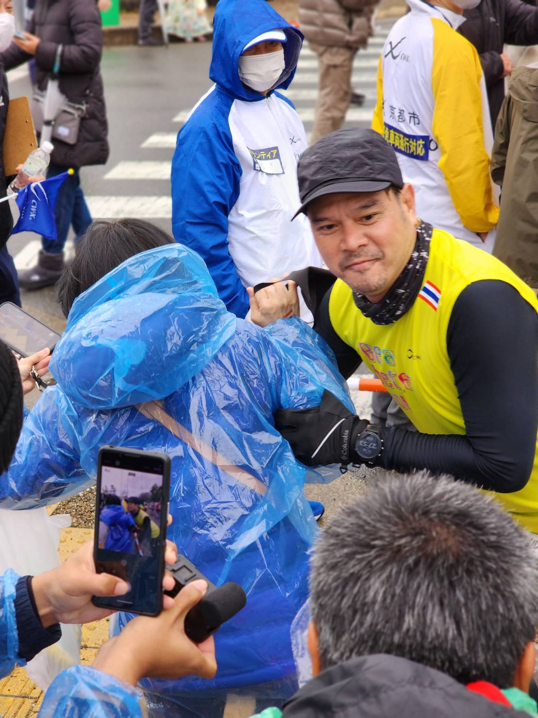 เต๋า สมชาย โชว์ซีนหวานจูบปากภรรยาขอกำลังใจวิ่ง KYOTO MARATHON 2023