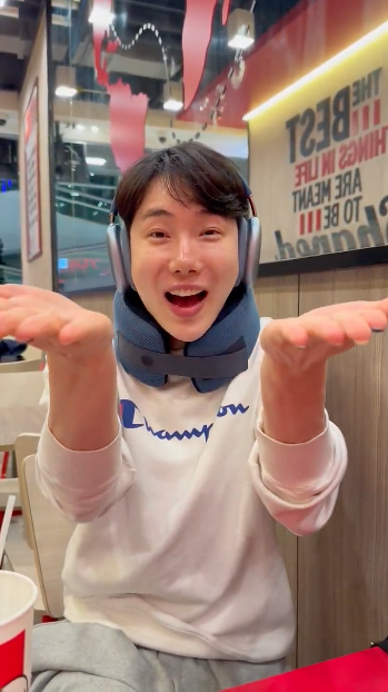 ร้องชัดเป๊ะ!! 'โจควอน' คัฟเวอร์ 'ทรงอย่างแบด' เต้นโพลแดนซ์ นั่งตุ๊กๆ ตะลอนกรุงเทพ ร้องชัดเป๊ะ!! 'โจควอน' คัฟเวอร์ 'ทรงอย่างแบด' เต้นโพลแดนซ์ นั่งตุ๊กๆ ตะลอนกรุงเทพ