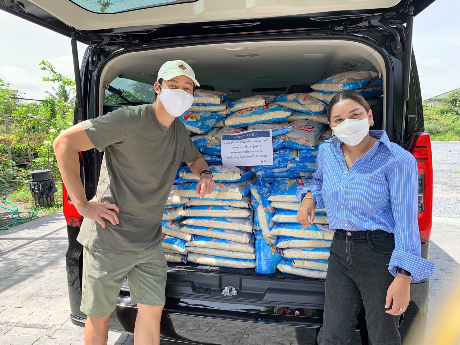 หมาก ปริญ-บัว นลินทิพย์ นำทีมบ้านฮับซับ ส่ง ข้าวสารอุ่นรัก ให้ 3 ชุมชน สู้วิกฤตโควิด
