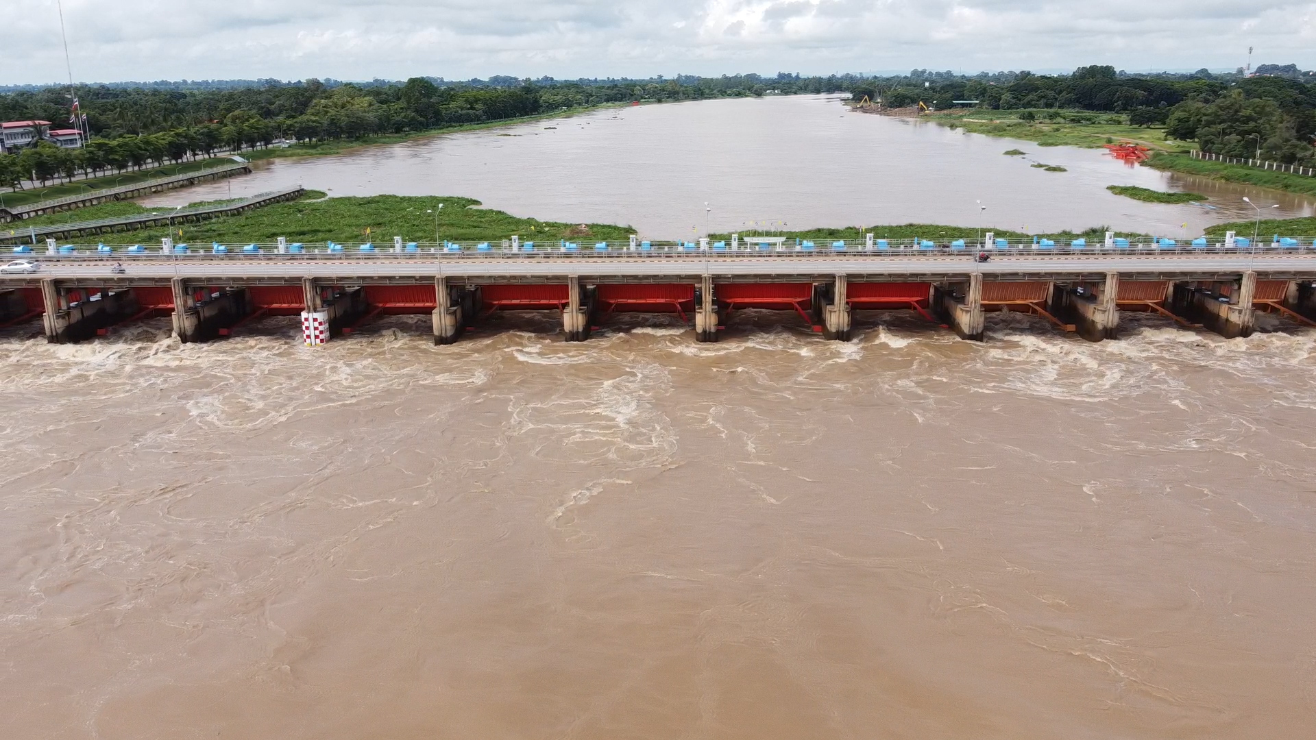 เขื่อนเจ้าพระยาใกล้วิกฤตน้ำขึ้นจ่อขีดแดง-ปชช.อพยพนอนริมถนน