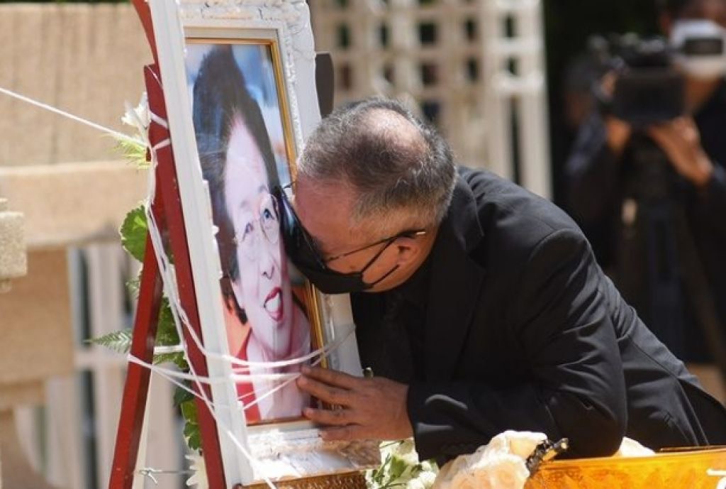 ใจสลาย เป็ดเชิญยิ้ม สูญเสียคุณพ่อ วัย 93 ปี ด้วยโรคโควิด-19 ใจสลาย เป็ดเชิญยิ้ม สูญเสียคุณพ่อ วัย 93 ปี ด้วยโรคโควิด-19