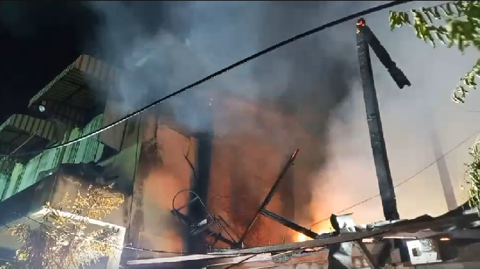 ระทึก! ไฟไหม้ชุมชนในซอยสุขสวัสดิ์ 52 เสียหาย 7 หลัง เจ็บ 3 ราย ระทึก! ไฟไหม้ชุมชนในซอยสุขสวัสดิ์ 52 เสียหาย 7 หลัง เจ็บ 3 ราย