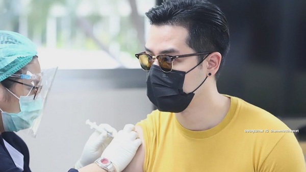 “บุ๋ม” รับวัคซีนโควิด / บอม ธนิน ยังไม่ฉีดวัคซีน   (มีคลิป)