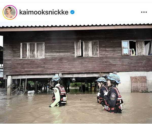 ไข่มุก รุ่งรัตน์ นักแสดงสาวจิตอาสา ลุยน้ำครึ่งตัวช่วย น้ำท่วม จ.เชียงราย ไข่มุก รุ่งรัตน์ นักแสดงสาวจิตอาสา ลุยน้ำครึ่งตัวช่วย น้ำท่วม จ.เชียงราย