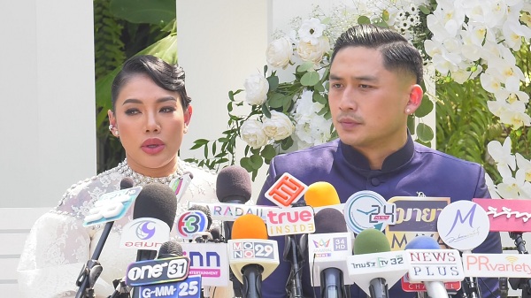 ดา -เดนนิส ควงคู่ เข้าพิธีหมั้นสุดอบอุ่น   (มีคลิป)