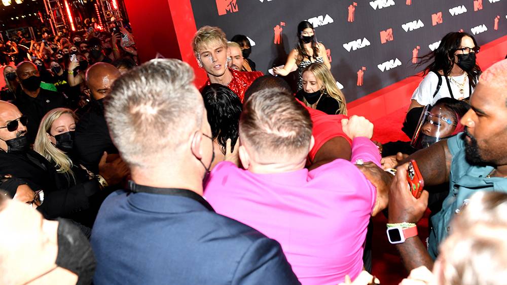 คอเนอร์ แม็คเกรเกอร์ แชมป์ UFC สาวหมัดใส่ Machine Gun Kelly หน้างาน MTV โชคดีที่มีคนห้ามทัน คอเนอร์ แม็คเกรเกอร์ แชมป์ UFC สาวหมัดใส่ Machine Gun Kelly หน้างาน MTV โชคดีที่มีคนห้ามทัน